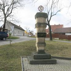 Pomník padlým na návsi v Zlosyni