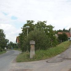 Rozcestník u křižovatky v Milíně