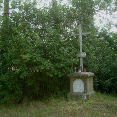 Křížek kousek od vlakové zastávky Kokašice