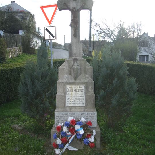 Kříž na návsi v Panské Lhotě