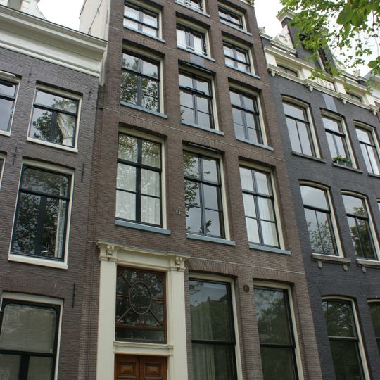 Pand met gevel onder rechte lijst met versierde stoep