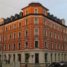 Mietshaus in halboffener Bebauung in Ecklage mit Läden und Resten des Vorgartens; Barbarossastraße 88