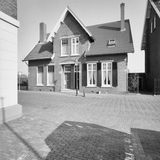 Dubbel woonhuis, ten behoeve van overheidsambtenaren gebouwd