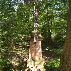 Kříž před kostelíkem v Rokoli