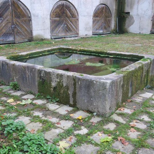 Kašna u hospodářské budovy zámku v Liběchově