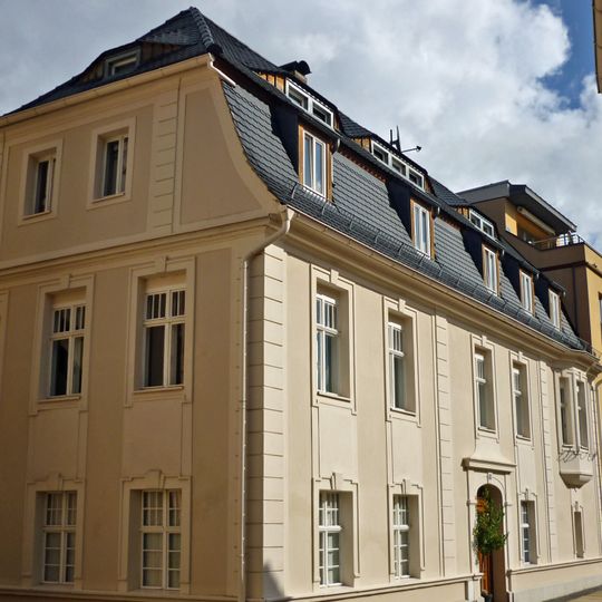 Wohnhaus in nach rechts geschlossener Bebauung Große Wallstraße 35