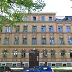 Mietshaus (zwei Hausnummern) in geschlossener Bebauung, mit Vorgarten Ebersdorfer Straße 35; 35a
