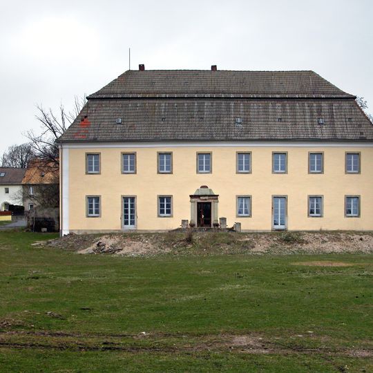 Einzeldenkmale der Sachgesamtheit Kammergut Mahlis: Herrenhaus und sechs Wirtschaftsgebäude des ehemaligen Kammergutes Mahlis sowie Erdkeller Gröppendorfer Straße 17