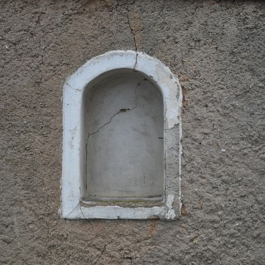 Nika v ohradní zdi domu Luční 36