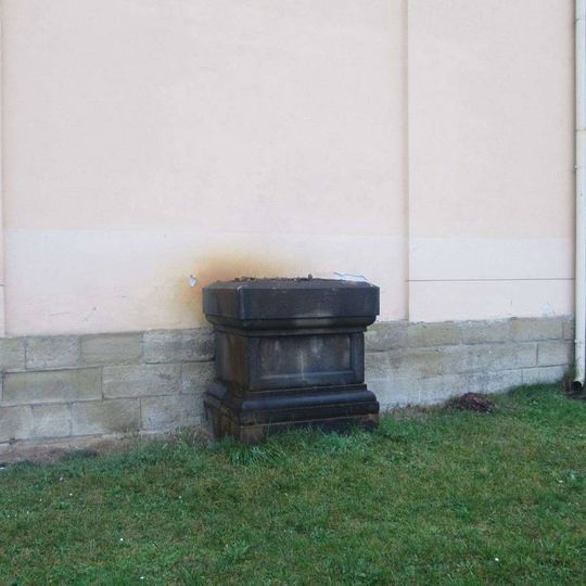 Podstavec u kostela ve Stodu