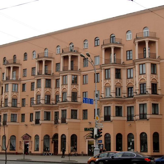 Niezaliežnasci Avenue, 14