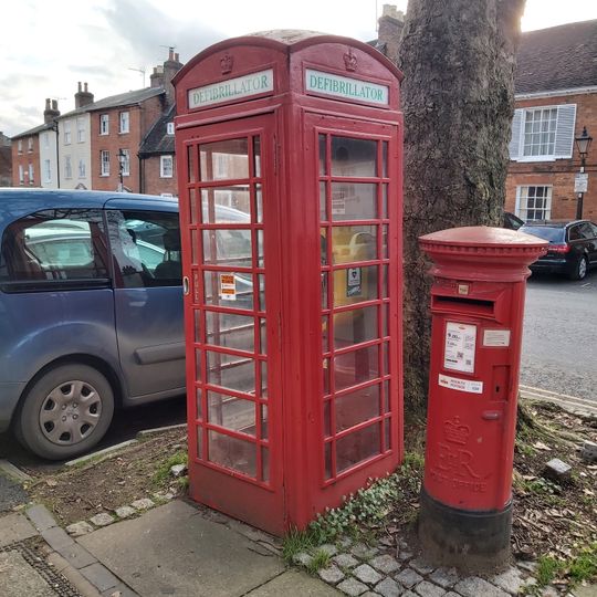 K6 Telephone Kiosk In Front Of Numbers 59 And 60 Windsor Almshouses, Castle Street