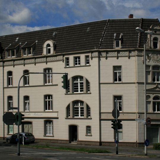 Von-der-Helm-Straße 2