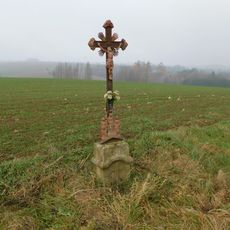 Kříž u silnice mezi Okrouhličkou a Suchou