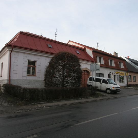 Předměstský dům čp. 128 s klasicistními vraty