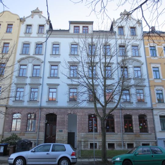 Mietshaus in geschlossener Bebauung mit Vorgarten Hilbersdorfer Straße 72