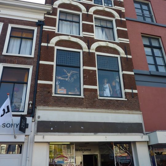 Pand met gevel, afgedekt, rechte kroonlijst