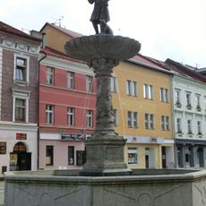 Kašna se sokolníkem