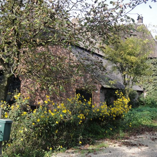 Boerderij waarvan het woonhuis met de stal een T-vormige plattegrond uitmaakt