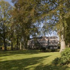 Julia Jan Woutersstichting, bos, park, tuin en zonnewijzer