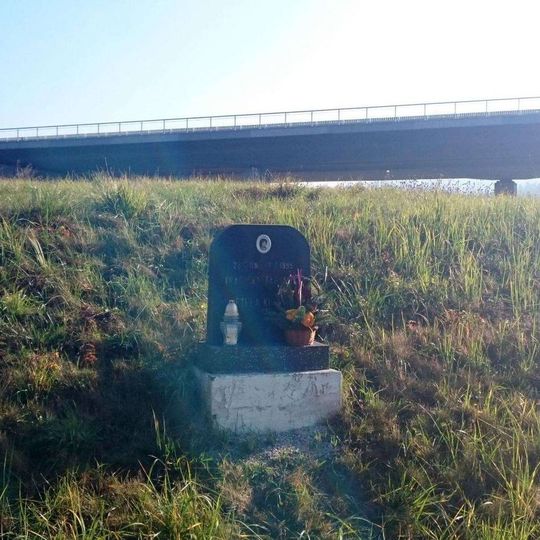 Pomník jižně od Šlovic u velké křižovatky