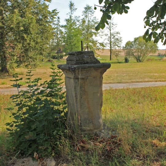 Kříž v Hoříkovicích u kaple