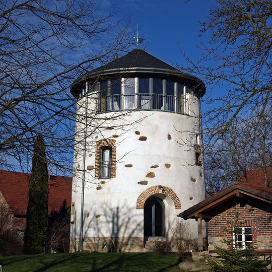 Turmwindmühle, Wohnmühlenhaus, Scheune und Seitengebäude eines Mühlenanwesens Dorfstraße 298