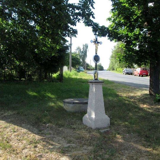 Kříž v Mířkově u křižovatky