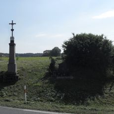 Boží muka s náhrobníkem