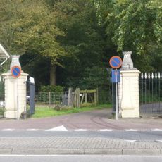 Groenendaal: Einfriedung mit Burgtürmen an der Sparrenlaan