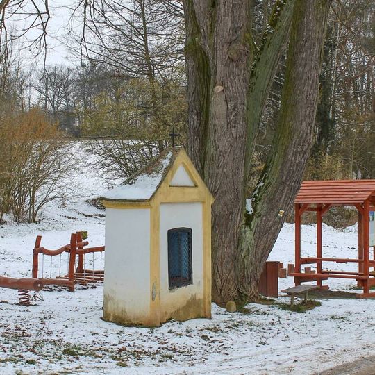 Kaplička na okraji Cakova u lesa