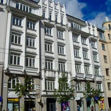 Īres nams ar veikaliem