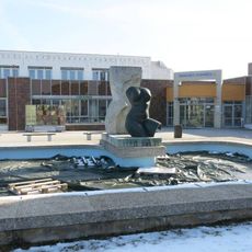 Plastika z kamene a kovu u nemocnice v Litoměřicích