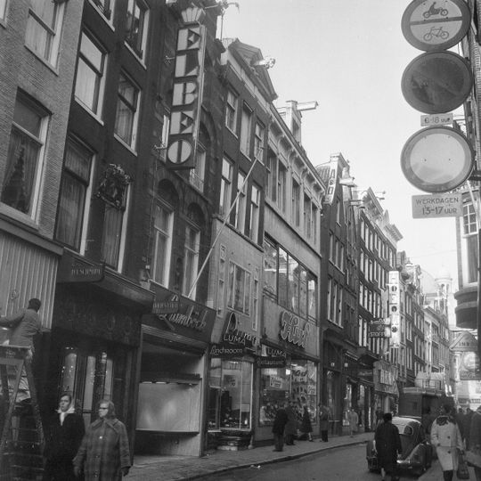 Pand met gevel onder rechte lijst met - ten dele gladde gebogen - triglyfen