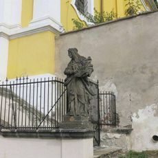 Socha svaté Anny na schodišti ke kostelu svaté Rodiny a svaté Alžběty v Kadani