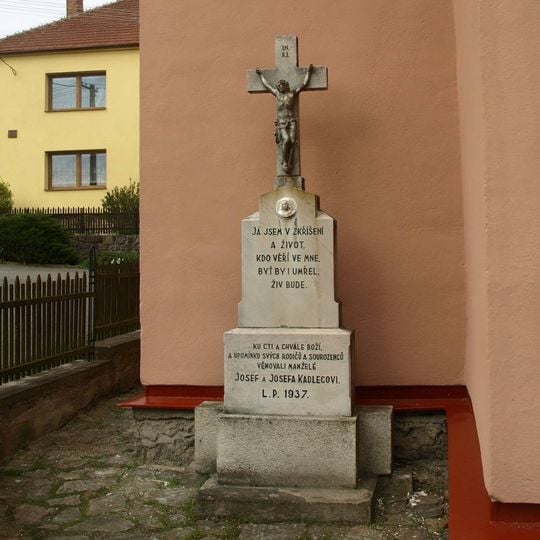 Kříž u kaple v Krásněvsi