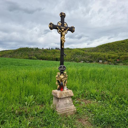 Kříž za tratí severně od Vráže