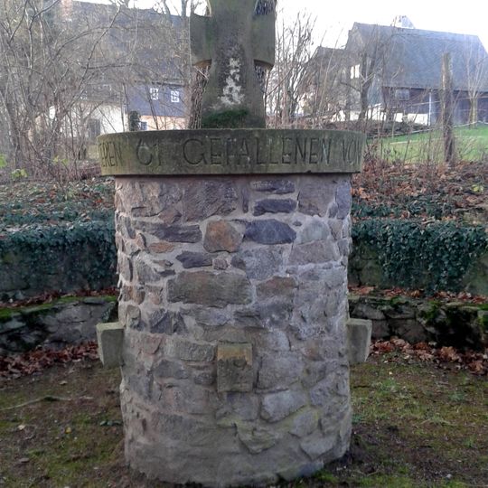 Kriegerdenkmal für die Gefallenen des I. Weltkrieges, kreisförmiger Platz mit Einfriedung, Treppenanlage und Torbogen sowie Bäume außerhalb des Platzes Tharandter Straße 6