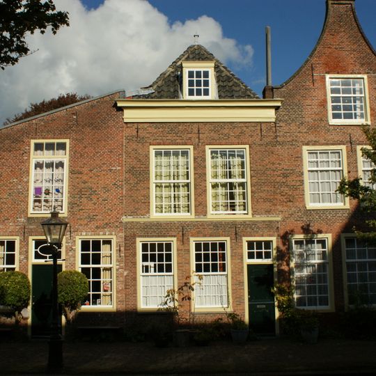 Pand met klokgevel. Vensteromlijstingen uit de bouwtijd