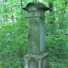 Bývalý památník (zřejmě) u mostu přes řeku Kamenici