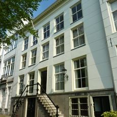 Dubbel huis met verbouwde, gepleisterde gevel onder rechte lijst