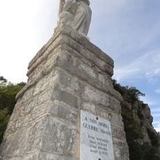 Statue, commemorative plaque