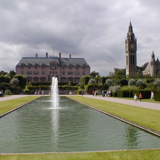 Retaining walls of axial canal on Central Terrace