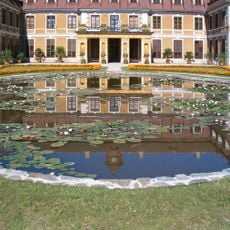 Bazén na nádvoří zámku Rájec nad Svitavou s fontánou