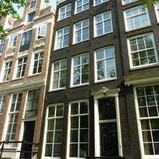 Pand met gevel onder lijst met consoles