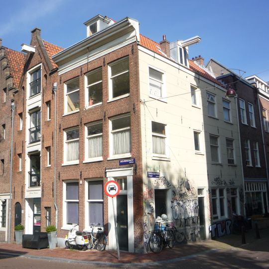 Hoekhuis met gevel onder rechte lijst goede roedenverdeling