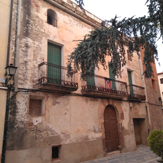 Casa davant de l'església
