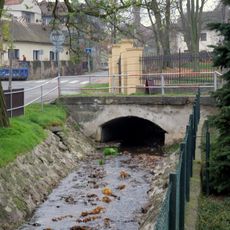Most Roztocké ulice přes Podmoráňský potok na návsi v Úholičkách