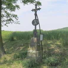Kříž u odbočky polní cesty od silnice před Teplou