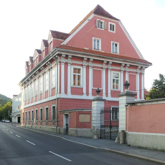 Wohnhaus mit anschließender Toreinfahrt